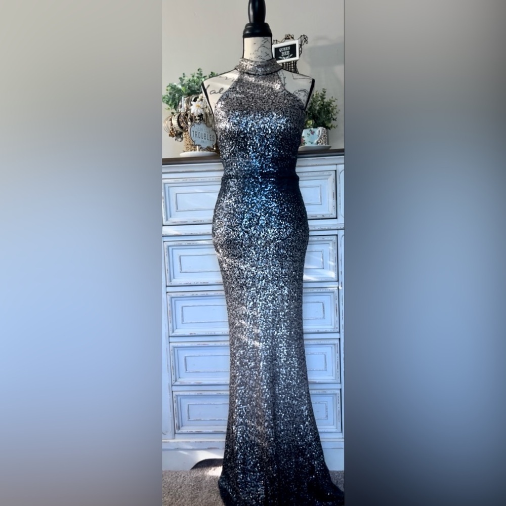 🖤Stunning navy and metallic sequin gown. Perfect for formal events - see video 🎥